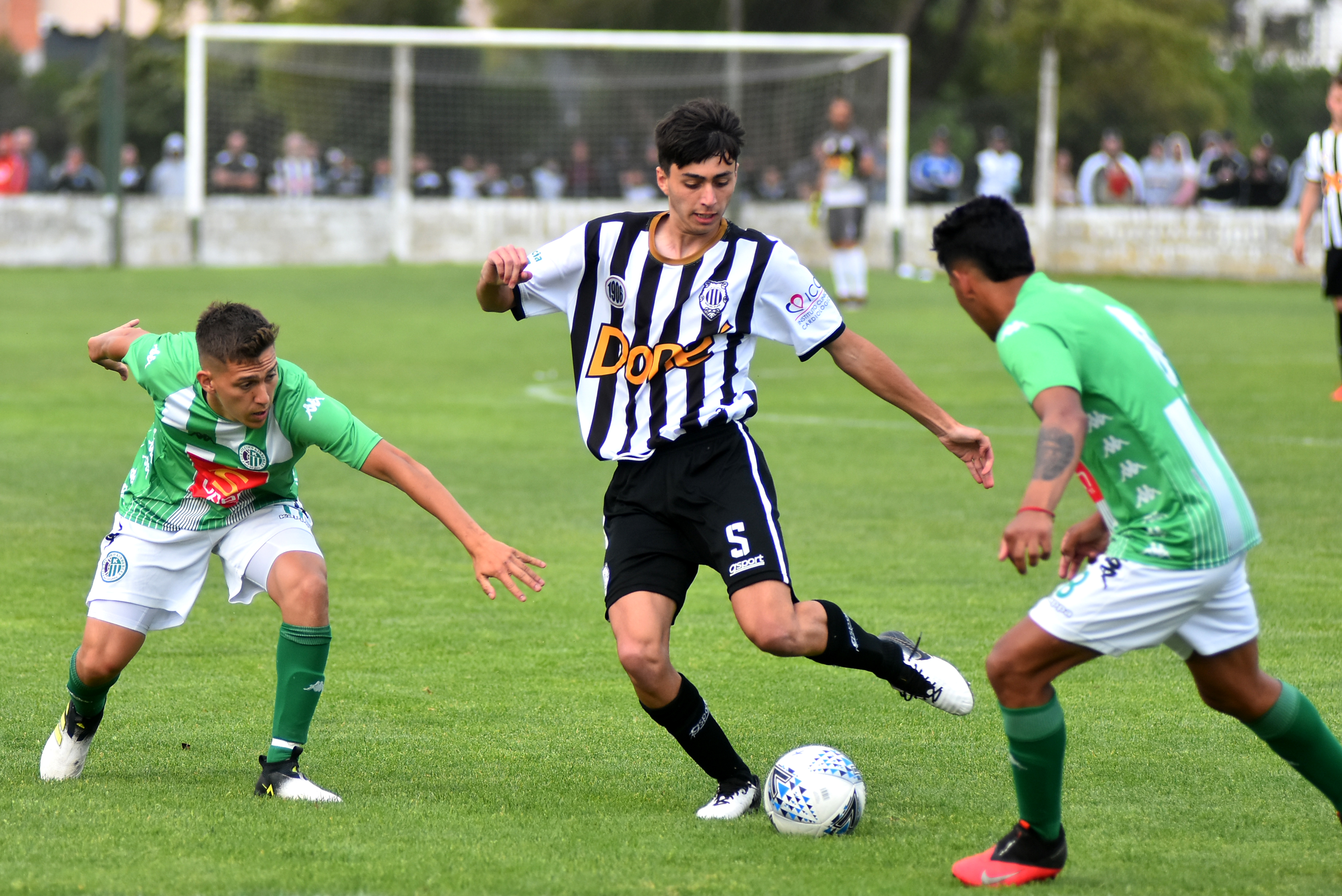 Ezequiel Noto maneja el balón entre dos rivales. El pibe de Atlético Mar del Plata fue uno de los más criteriosos con la pelota en los pies.
