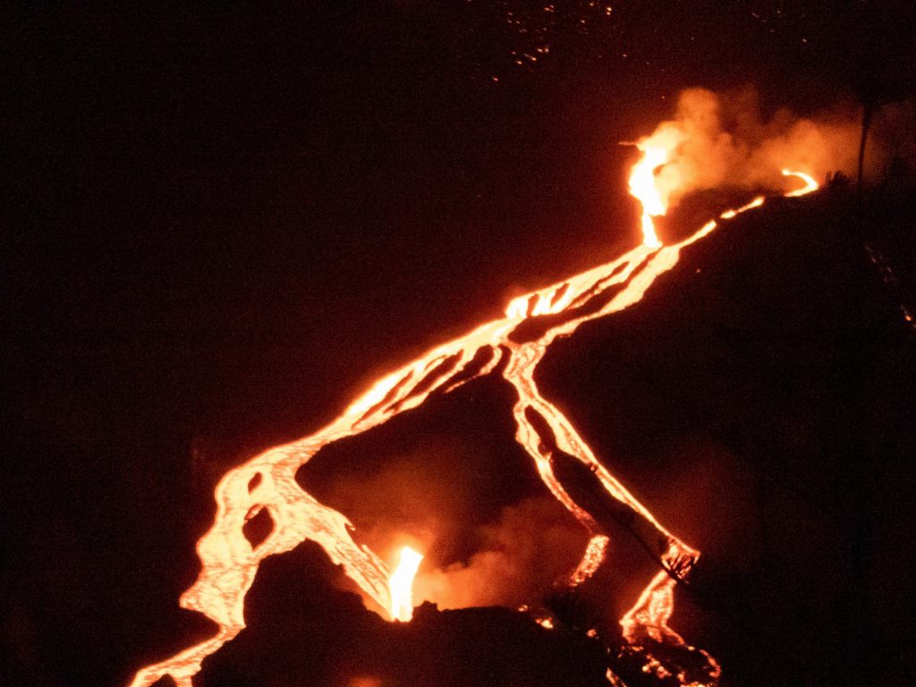 Los últimos derrames del volcán ensanchan la colada parada en La Laguna y se reactivan las otras