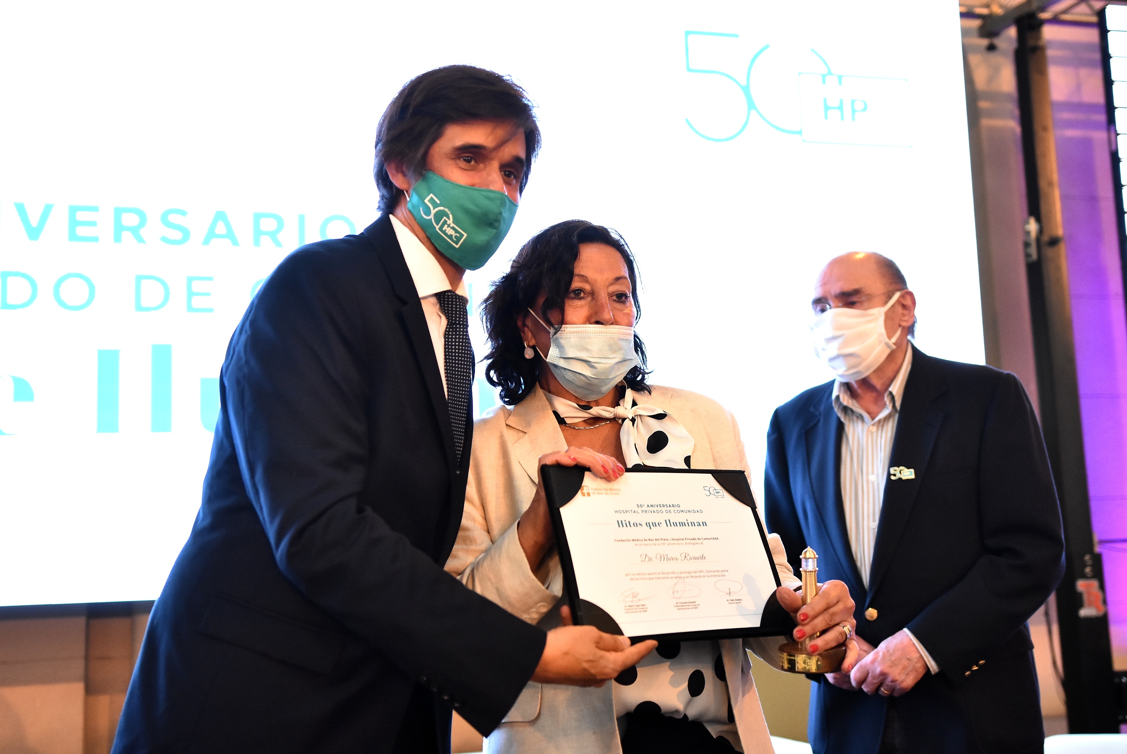 Stella Maggi de Ricaurte, en representación de su marido Marco, recibe el reconocimiento de manos de Fernando Santomil, vicepresidente de la Fundación Médica de Mar del Plata.
