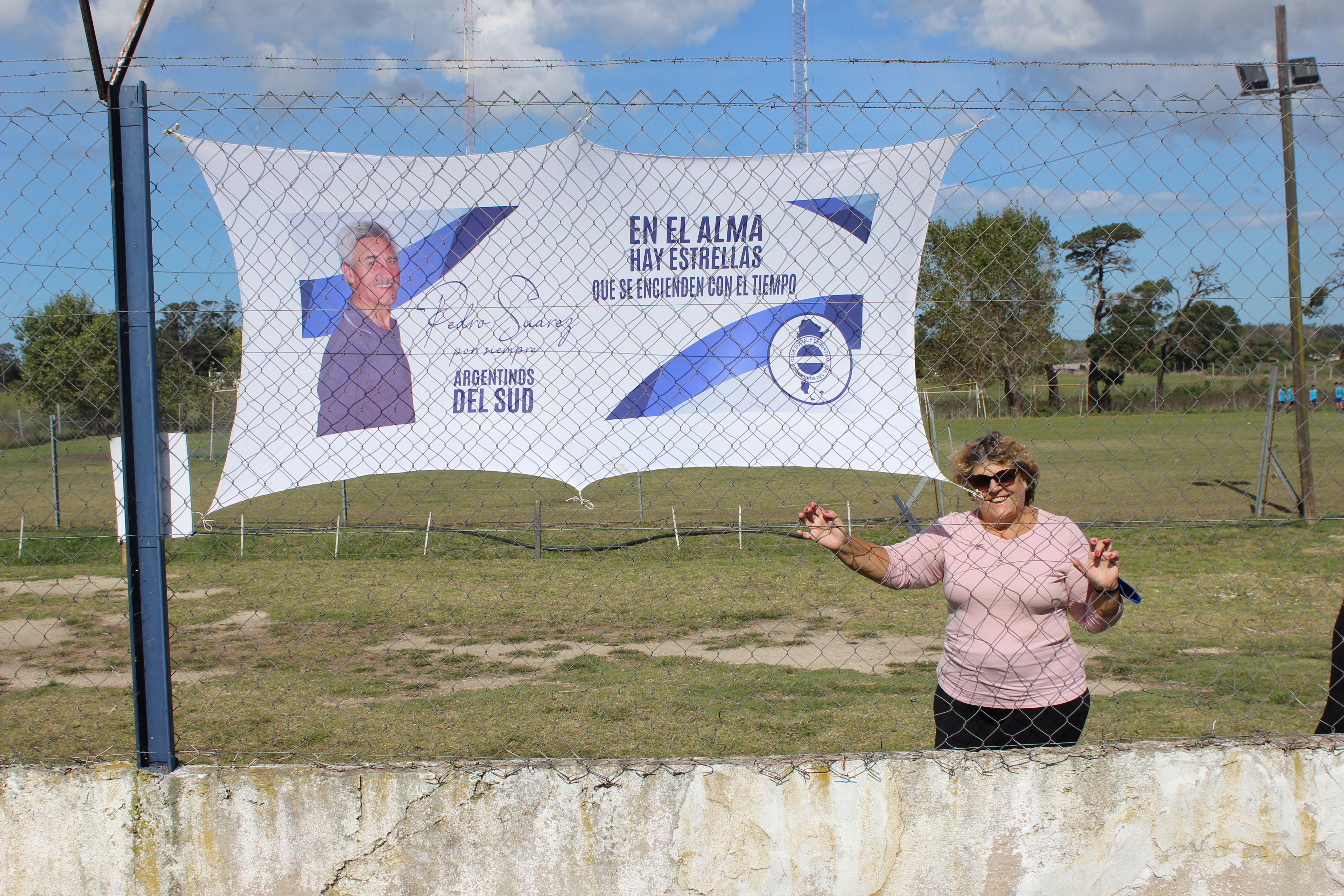 Elsa Hernández con la bandera de Pedro Suárez.