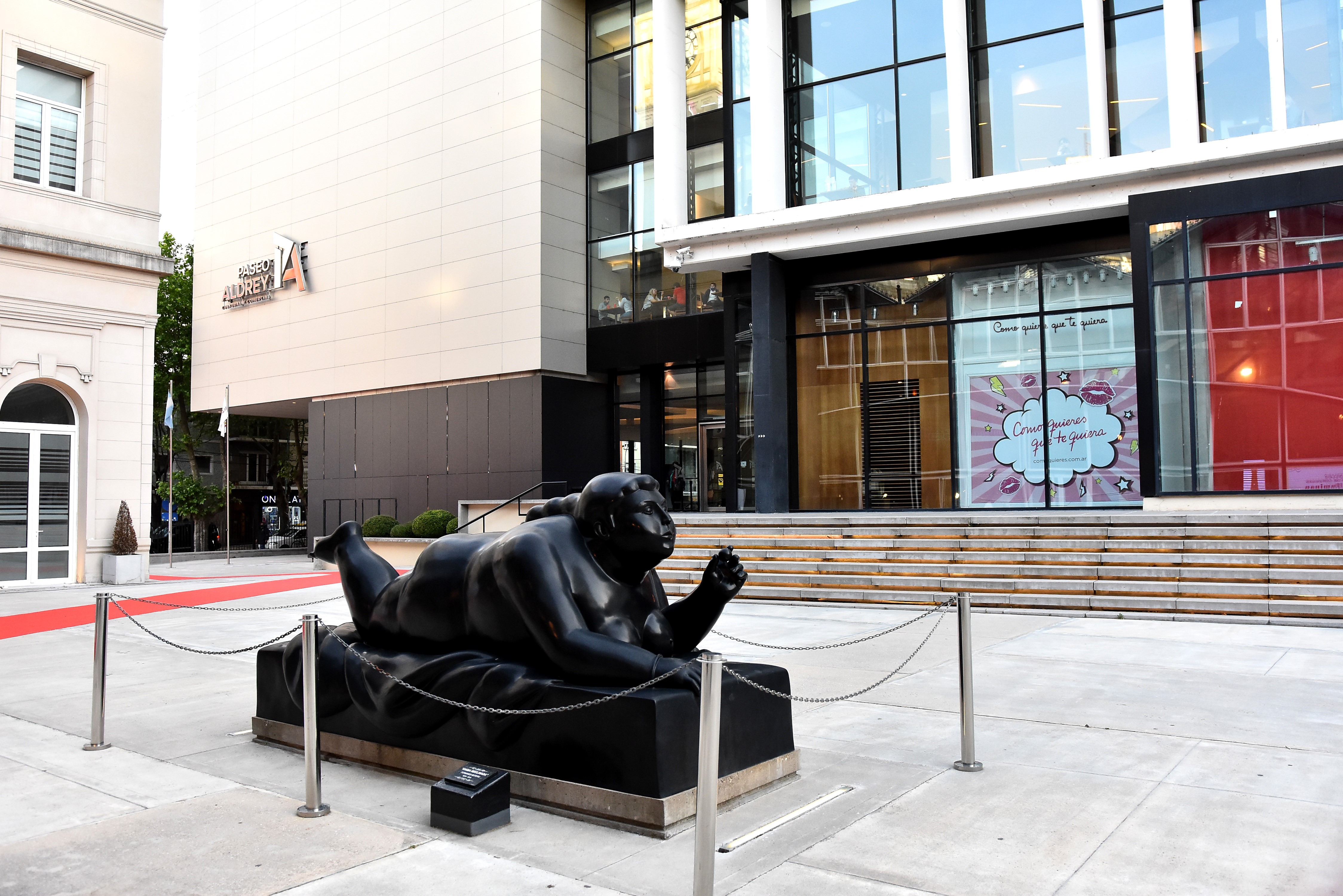 La escultura de Fernando Botero "Dama Reclinada", un toque distintivo en la plaza seca.