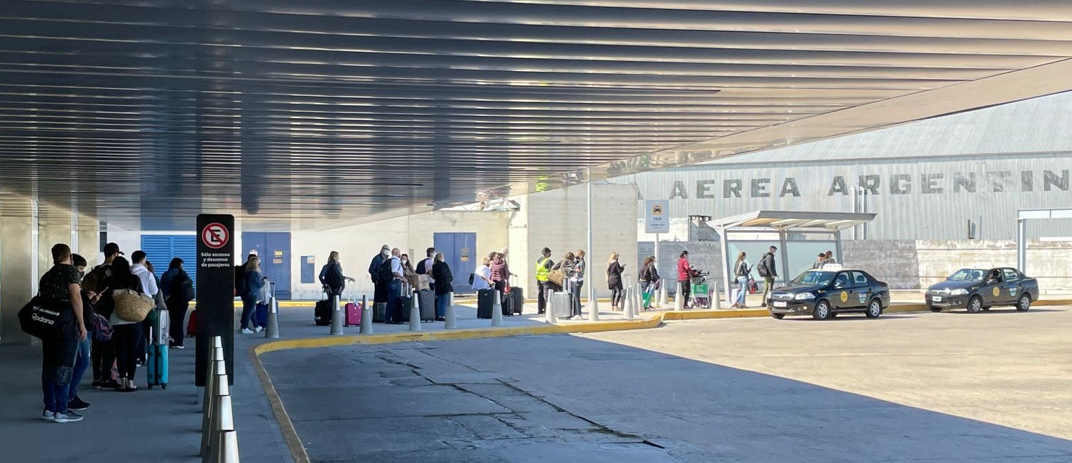 En el aeropuerto, el fin de semana pasado turistas aguardaron taxis durante más de una hora tras aterrizar en Mar del Plata.