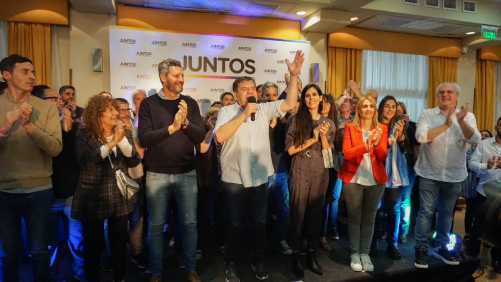 El intendente Guillermo Montenegro; el primer candidato a concejal, Fernando Muro, y el resto de los candidatos celebraron el triunfo de Juntos en Mar del Plata. 