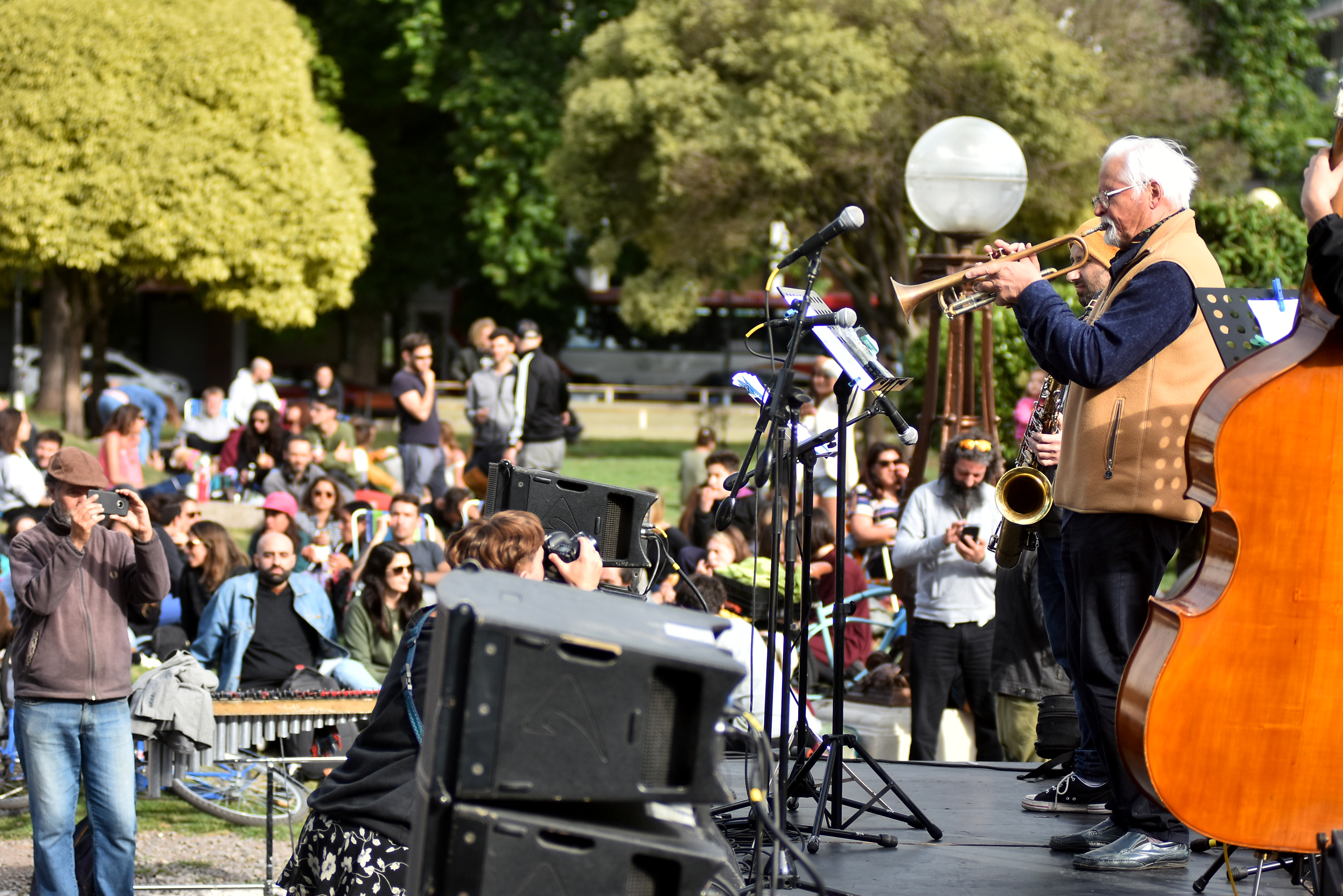 Ni mucho calor ni intenso frío: la tarde de ayer colaboró para el recital de jazz. El público aceptó la propuesta.