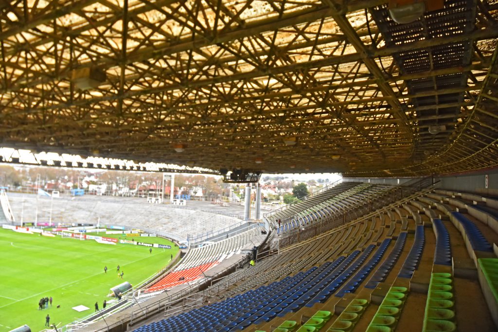 El techo del estadio José María Minella se encuentra en pésimo estado.