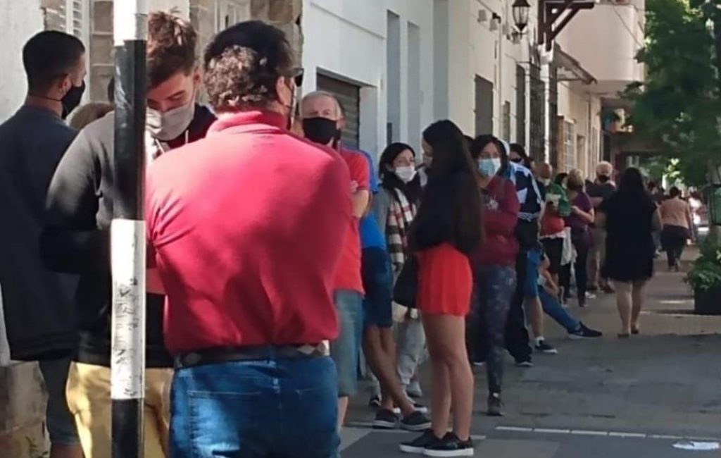 Se registraron largas filas en los centros de testeo. Foto: Facebook - María Delia Por Atlántica. 