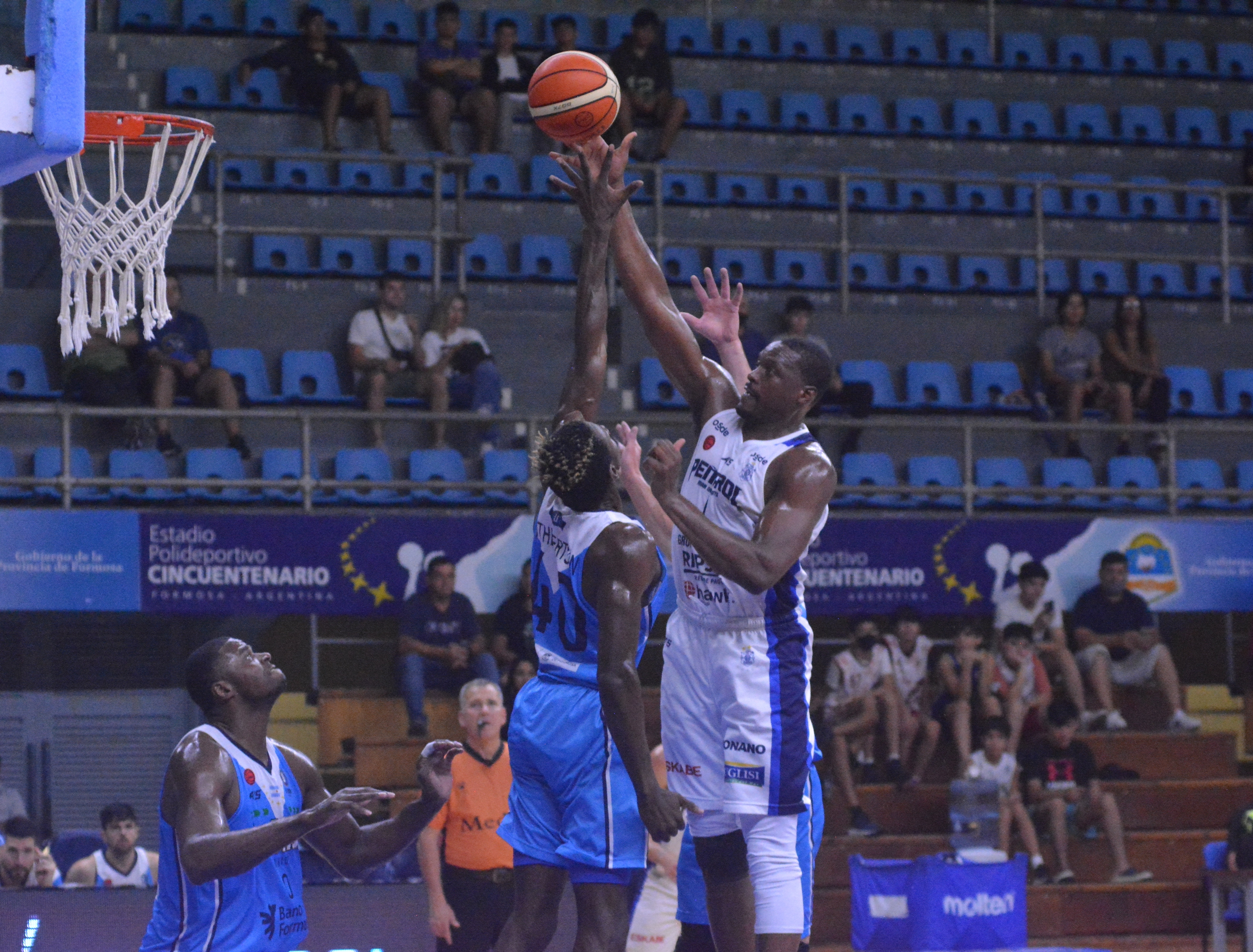Al Thornton gana en las alturas. El extranjero tuvo un aporte discontinuo, pero Peñarol esta vez salió adelante con su defensa.