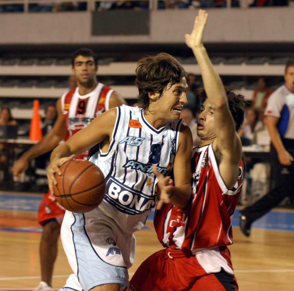 Tato Rodríguez ataca a Junior Cequeira durante uno de los tres triunfos al hilo como visitante en 2005.