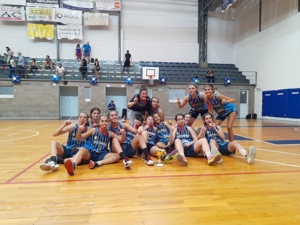 Peñarol fue campeón en todas las categorías de básquetbol femenino. Aquí el festejo de las chicas U15.