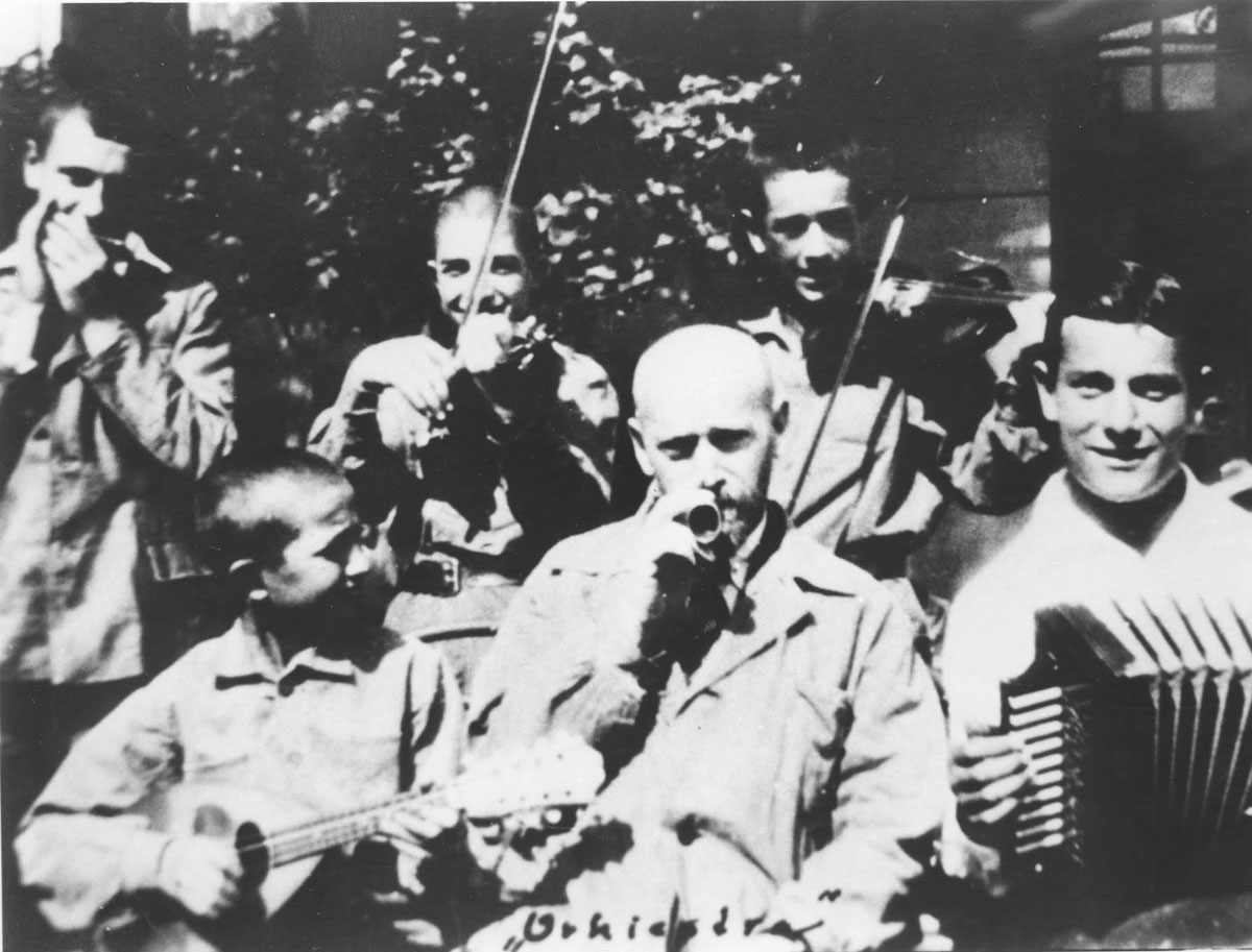 Janusz Korczak junto a la orquesta del orfanato en Varsovia, Polonia (1933-34). Foto: Yad Vashem | Archivo.