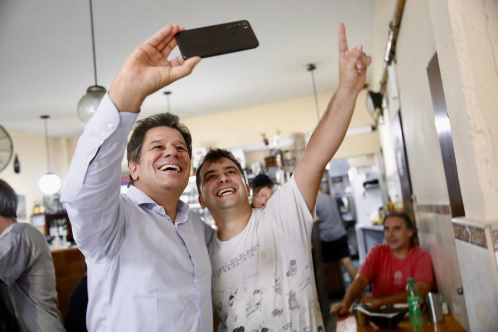 Manes a pura selfie durante su paso por un restorán de la ciudad. 