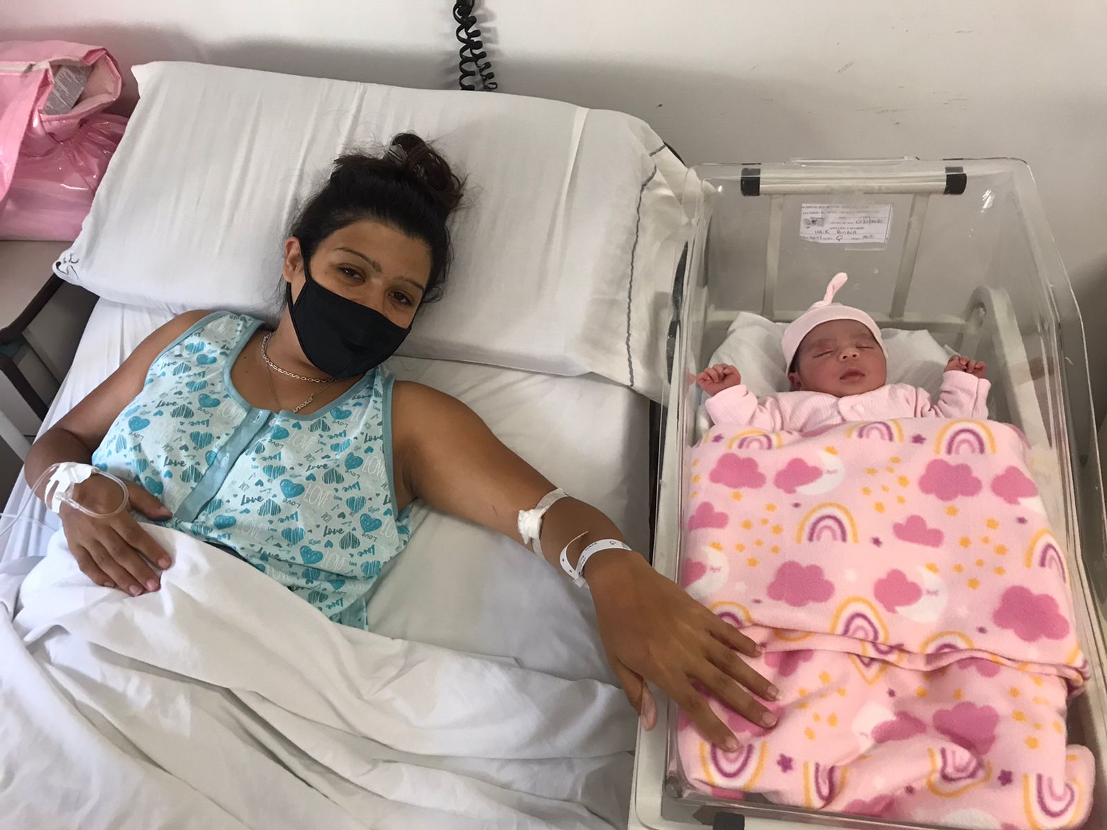Aldana, junto a su pequeña hija Ainara, la primera bebé del 2022 en la ciudad