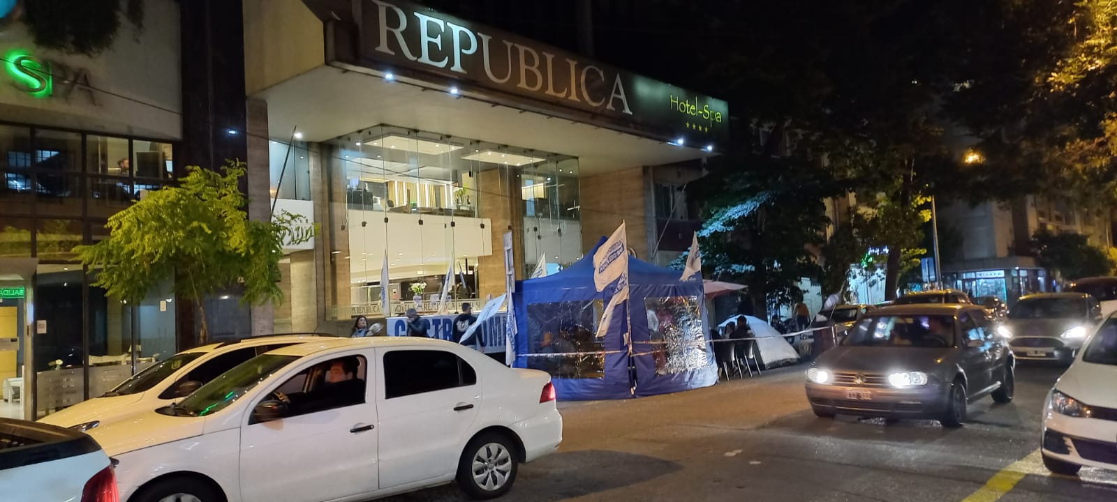 Desde el miércoles, UTHGRA acampa y sostiene una protesta frente al Hotel República tras el despido.