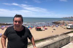 Diego Pérez, un enamorado de Mar del Plata, disfrutando de la costa.