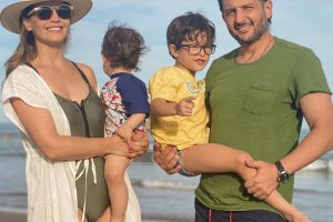 Sabrina Garciarena, con su pareja Germán Paoloski y dos de sus tres hijos, disfrutan de la playa en Mar del Plata.