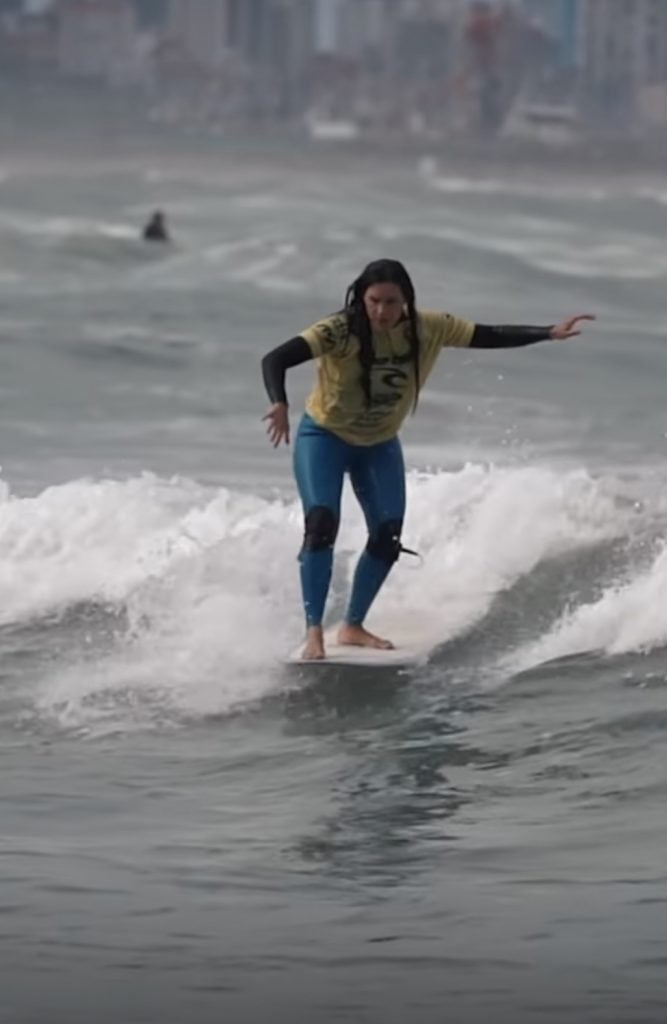 Tete Gil, de 35, no surfeaba hace seis meses tras ser madre. Volvió con todo.