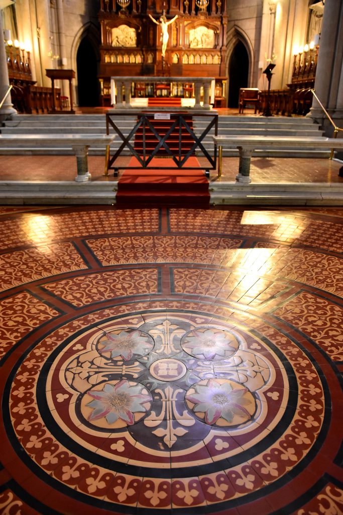 Las pasionarias en la nave principal de la Catedral. Son cuatro (una por cada evangelista) y forman un círculo central con flores de lis, que significan la Trinidad.