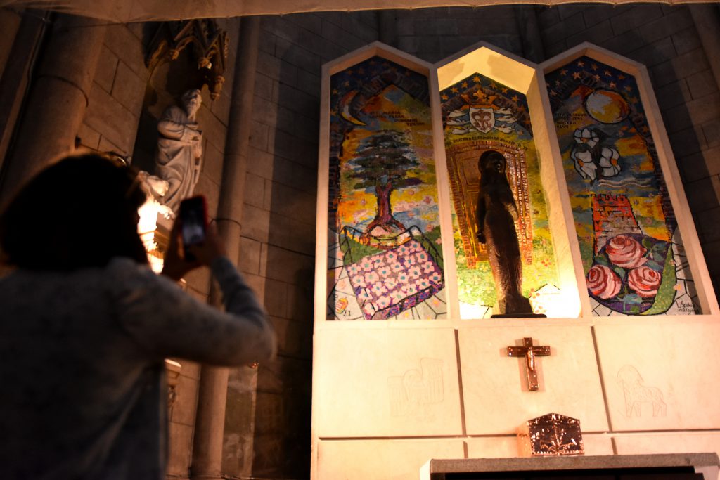 El altar de la Inmaculada Gótica del escultor húngaro Laszlo Szabo De Lobos, quien dejó un escudo de su patria como mensaje oculto.
