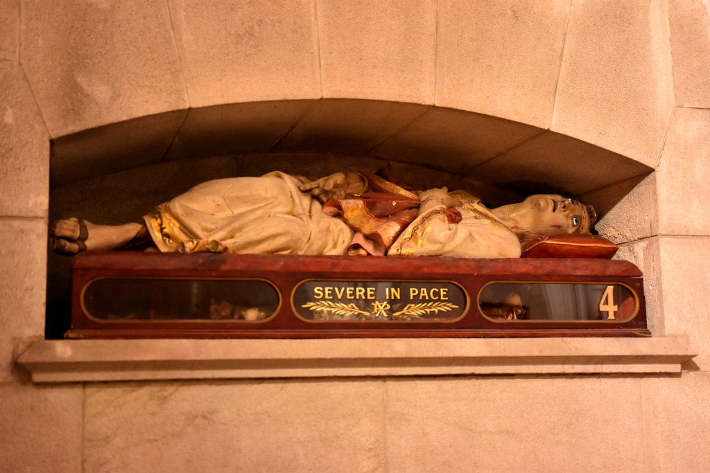 La imagen yacente de Santa Cecilia representa su brutal martirio.