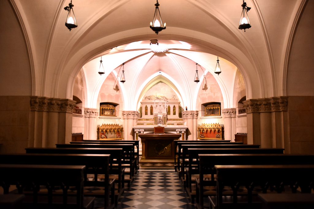 La cripta se encuentra debajo del altar principal y atesora reliquias de gran significado para la comunidad católica.
