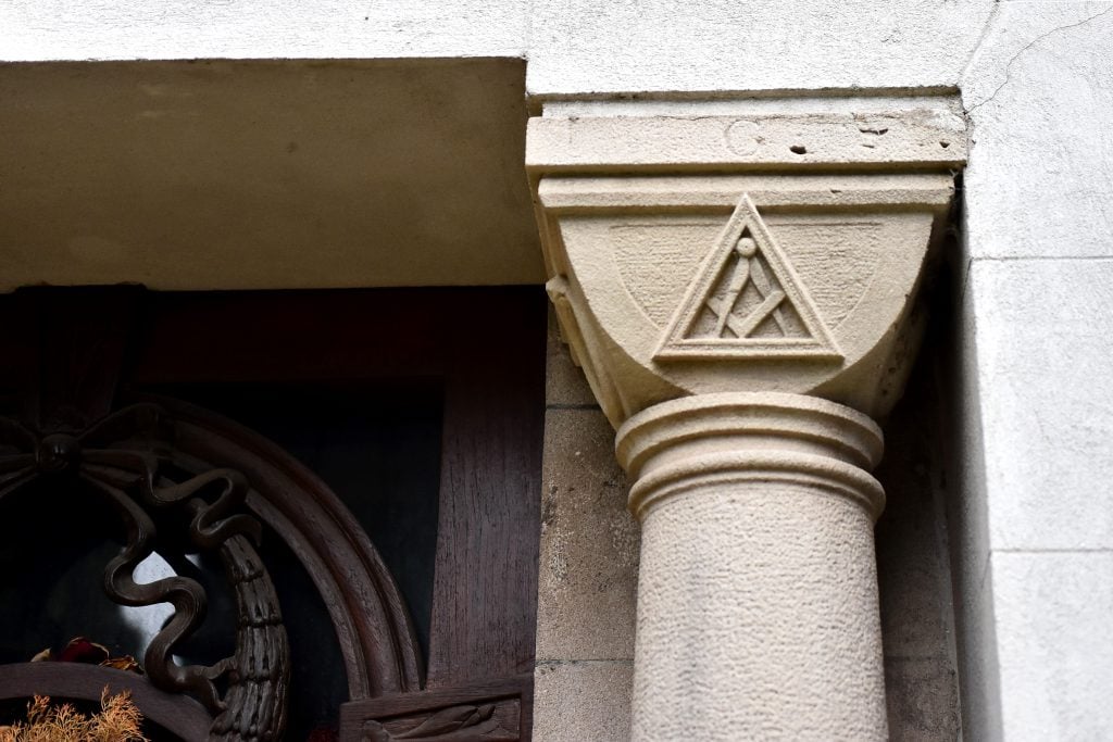 La serpiente que se muerde la cola, la escuadra y el compás y el reloj con alas, algunos símbolos masónicos de la bóveda Sampietro. 