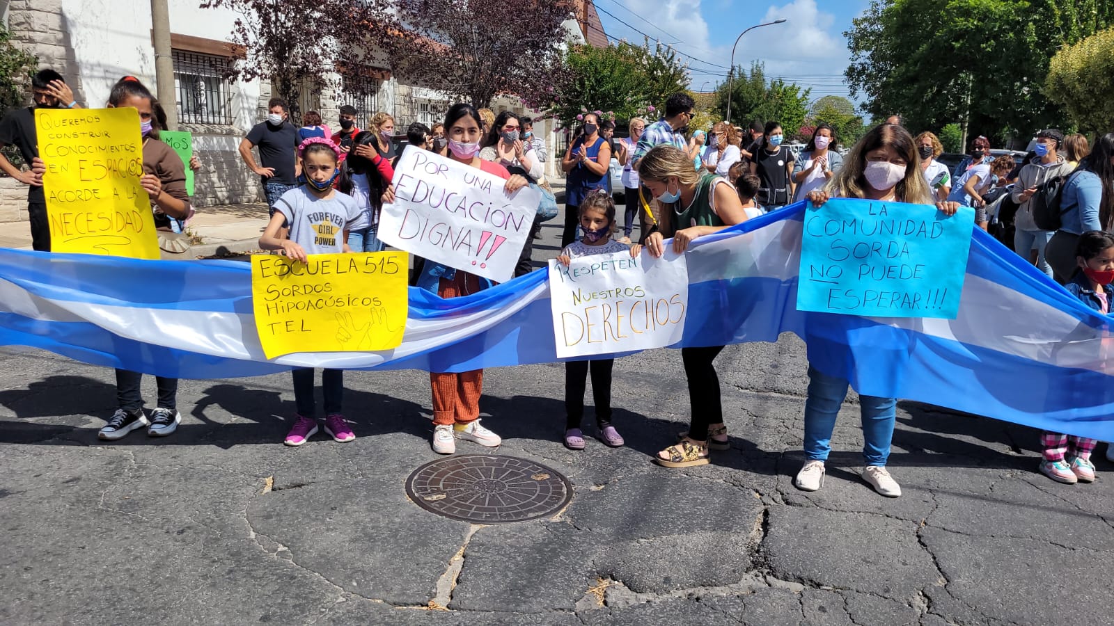 Padres, madres y alumnos volvieron a manifestarse por un "edificio propio" para la Escuela Especial N°515