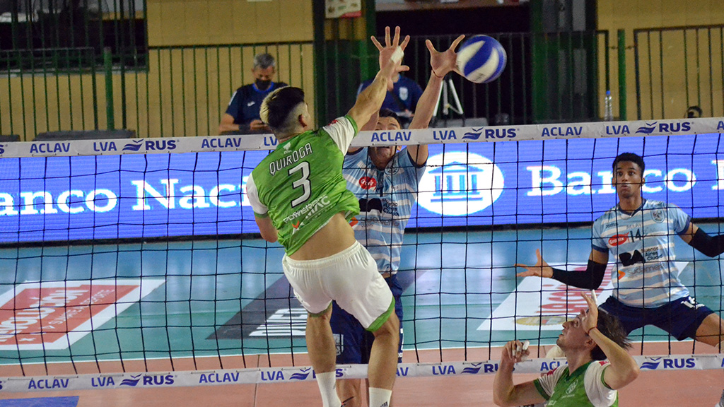 El central Iván Quiroga, de buen partido, al igual que todo su equipo, consigue superar el bloqueo y anotará para Once Unidos. (Foto Prensa Aclav)