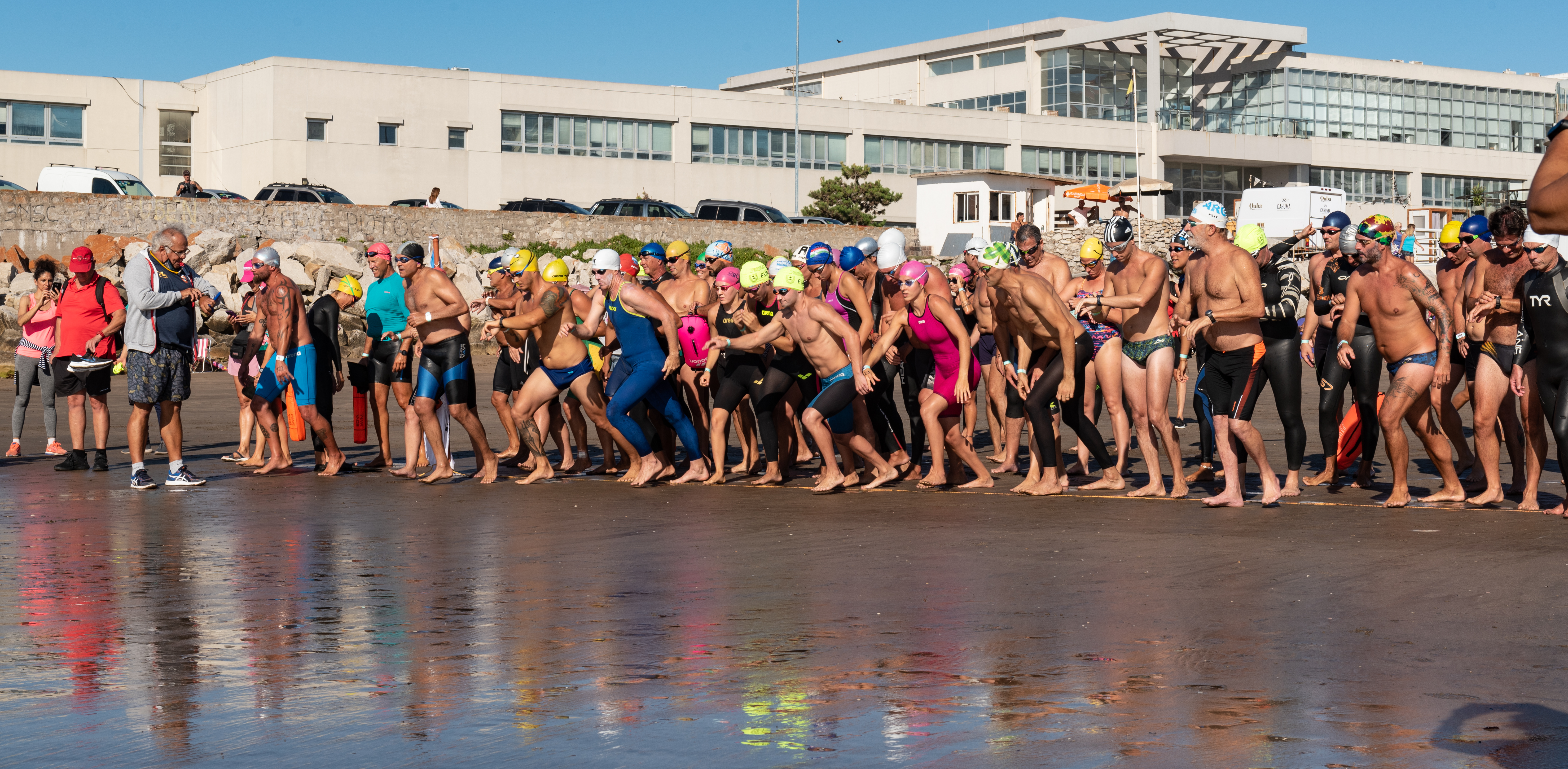 Fotos: Victor Hugo Rocca
Largada del Maratón Acuático, con el Inidep de fondo.