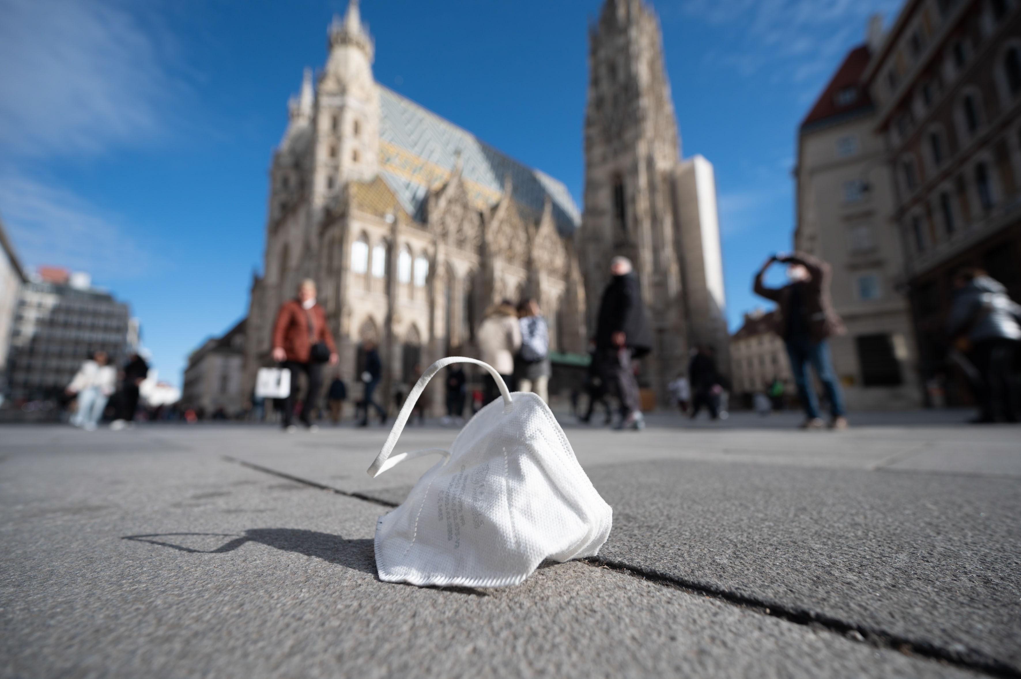 Un barbijo en una calle de Viena. Foto EFE | Daniel Novtny.