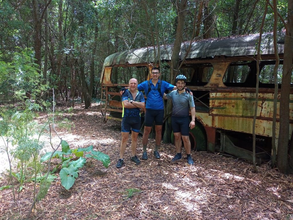 Fernando Blanco, Diego Miranda y Facundo Blanco, en el colectivo abandonado en un bosque.