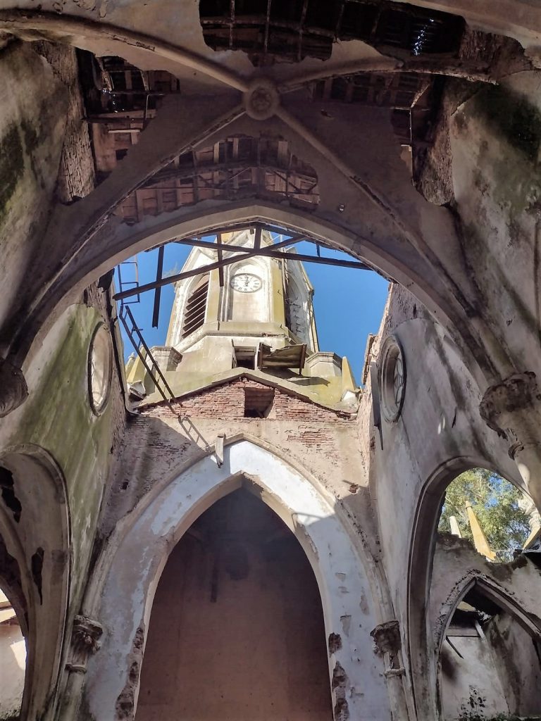El abandono y los temporales convirtieron en ruinas la bella iglesia levantada en 1911.