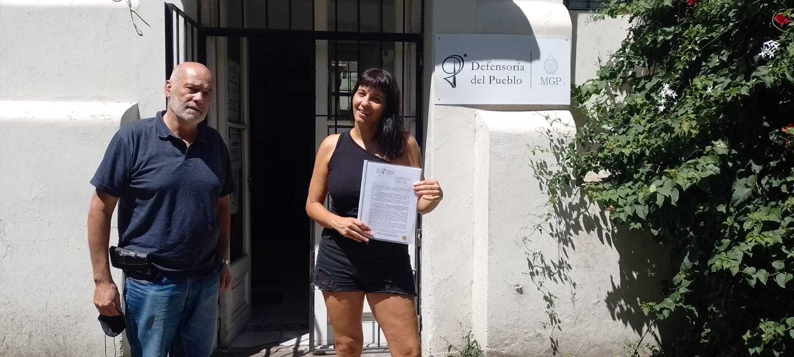 El defensor del pueblo Daniel Barragán entregó el reconocimiento a Bustinza.