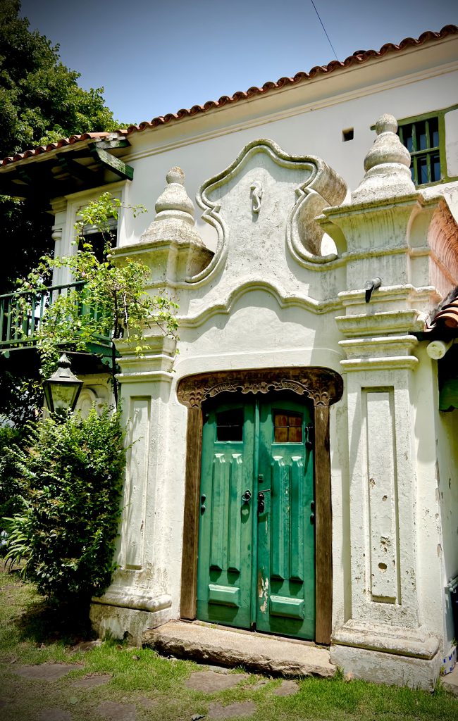 "La Virreinita", una residencia de la década del 40 que sigue desplegando su encanto en el barrio Los Troncos.