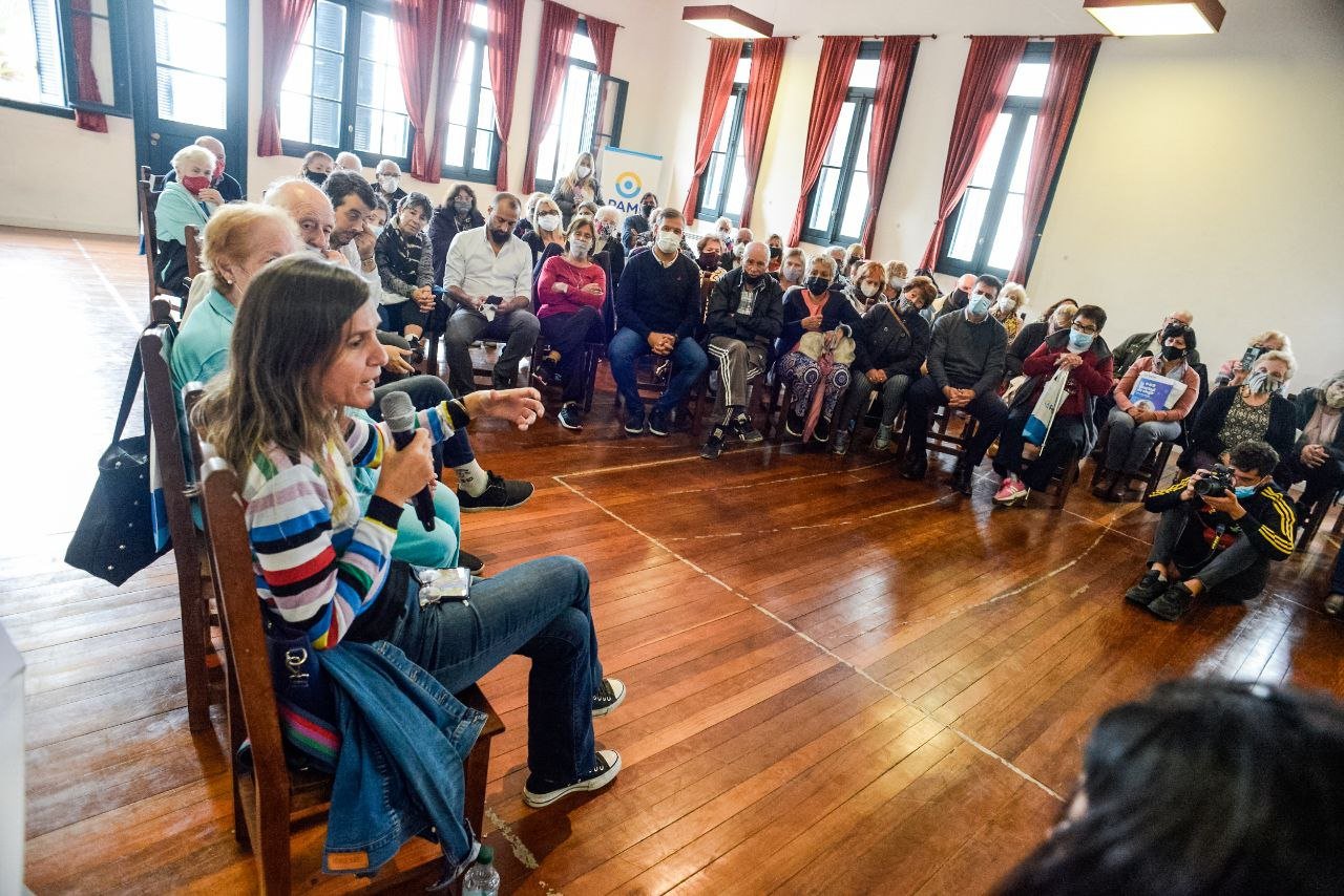 Raverta, el viernes, con jubilados. El domingo próximo afrontará la interna del PJ. 