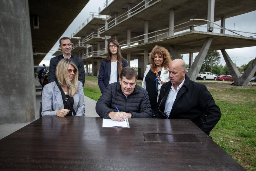 El intendente Guillermo Montenegro firmó el acuerdo con AM en el Centro Cívico del Oeste el 22 de marzo. 