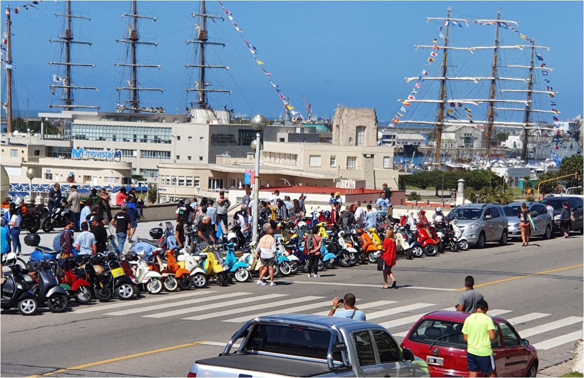 Las motonetas en el playón de Playa Grande. Una de las postales pintorescas que ofrece Mar del Plata este fin de semana.