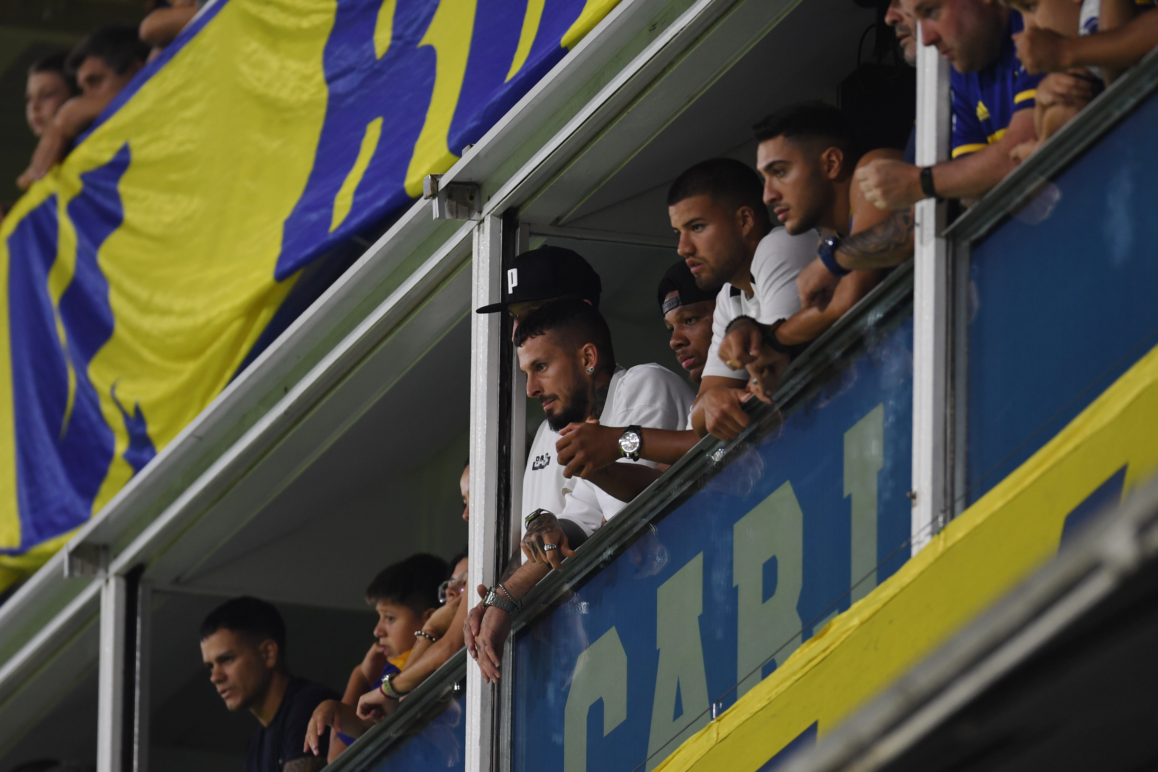 Darío Benedetto estuvo en el palco de la La Bombonera el domingo. Tampoco estará en cancha ante Estudiantes y es duda para el Superclásico.