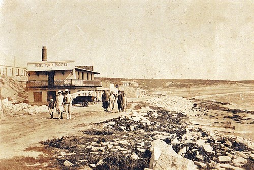 Una foto de 1927 nos muestra el hotel que vemos en ruinas en las fotos anteriores y la calera ya inactiva.