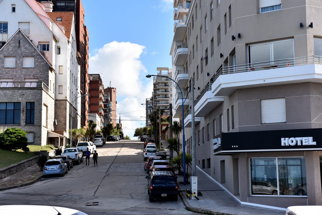 El actual panorama de Boulevard Marítimo y Viamonte, donde antiguamente estuvo la residencia veraniega de Guillermina. Foto: Mauricio Arduin.