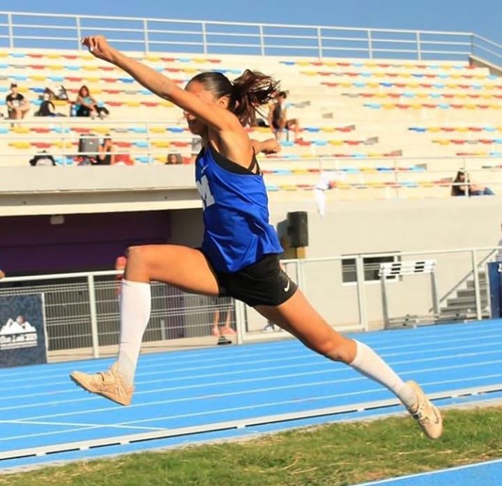 Joaquina Dura en acción en su prueba favorita, la del salto triple. 