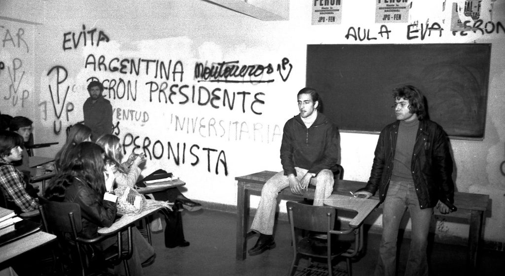 Asamblea estudiantil en la Universidad Católica, año 1974. El joven de la izquierda era Enrique "Pacho" Elizagaray, asesinado en la noche del "cinco por uno".