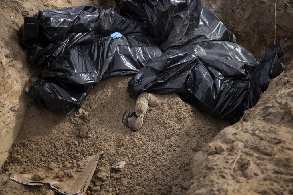Cuerpos de civiles en bolsas de plástico yacen en una fosa común en la ciudad de Bucha. Foto: EFE | EPA | Stanislav Kozliuk.
