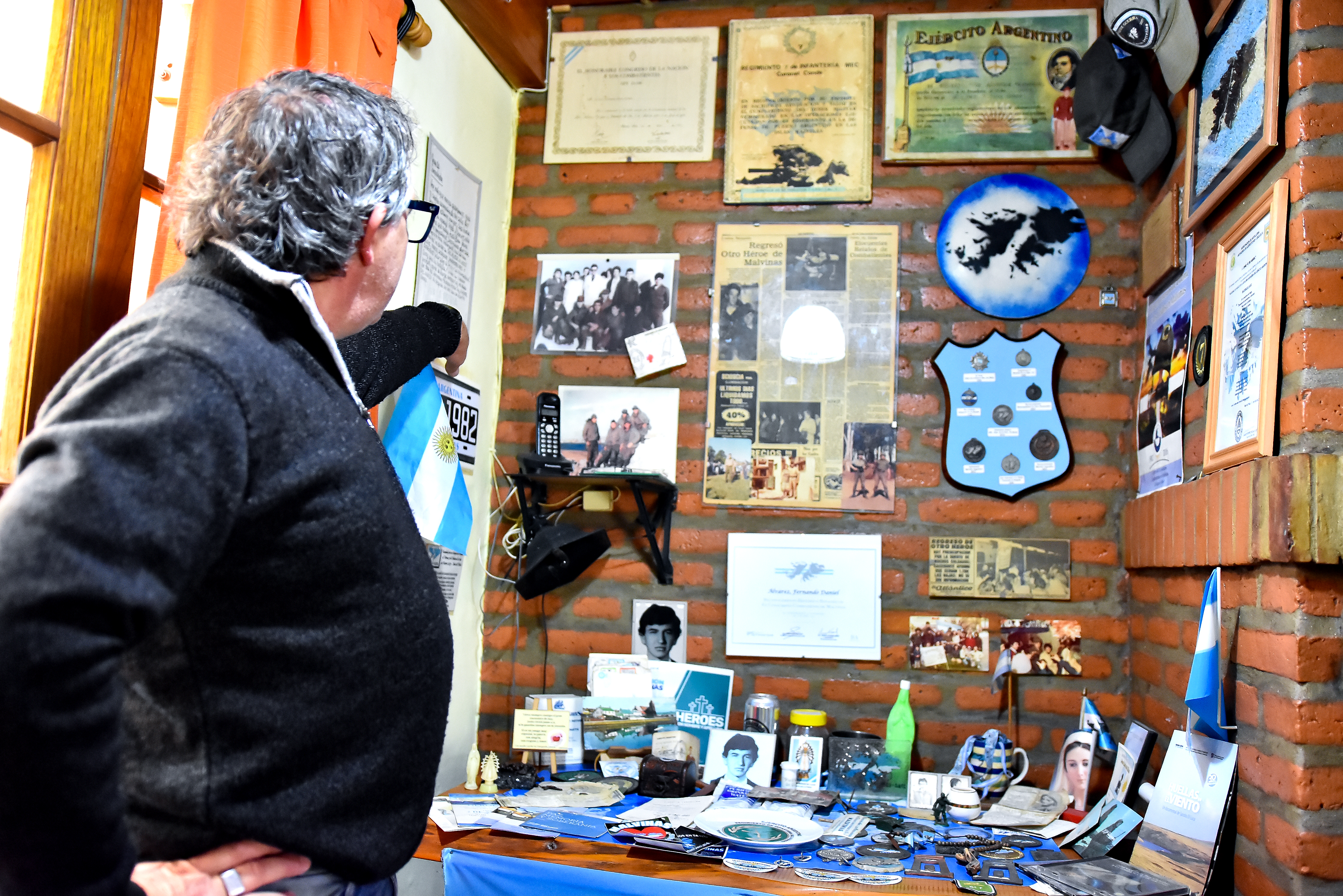 El presidente del Centro de Ex Soldados Combatientes conserva fotos, cartas, documentación y hasta tierra de Malvinas en su "mini museo" personal.