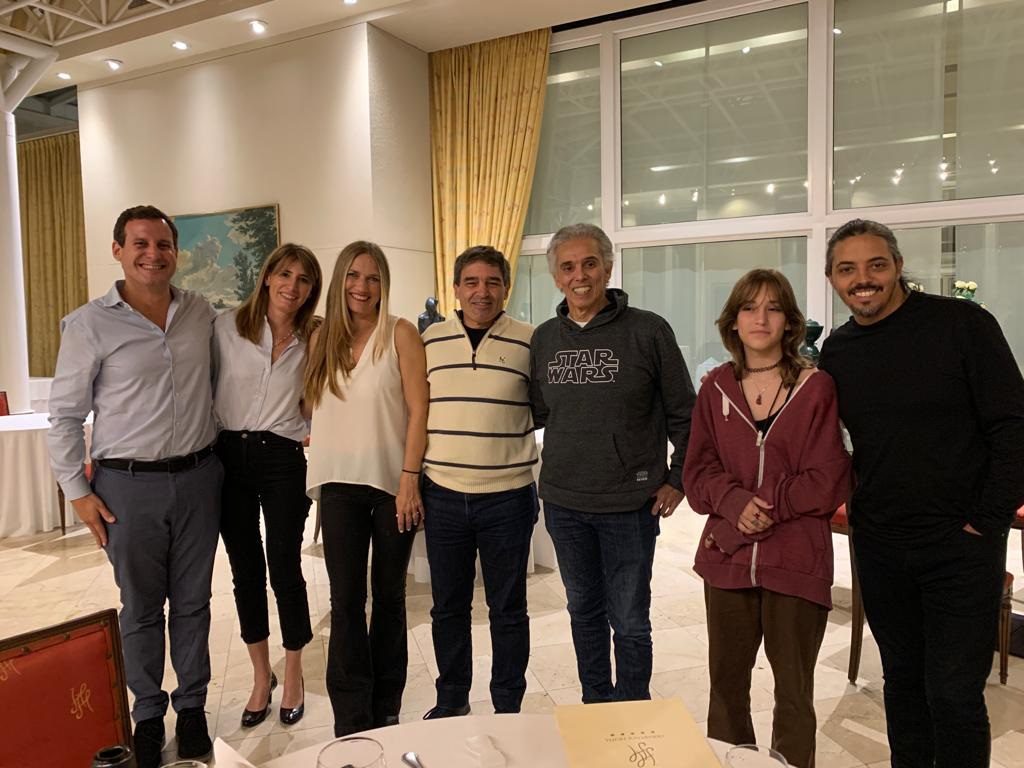 Después del recital en el Paseo Aldrey, Jairo estuvo en el Hermitage Hotel junto al doctor Fernán Quiros y señora; el doctor Mauro Giacomini y señora; Candela y Yaco González.