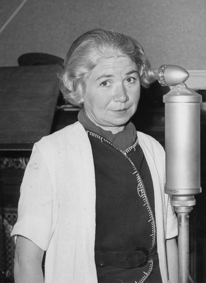 Alfonsina Storni participando de una transmisión radial en Buenos Aires en la década del '30. (Aporte Ignacio Iriarte) 