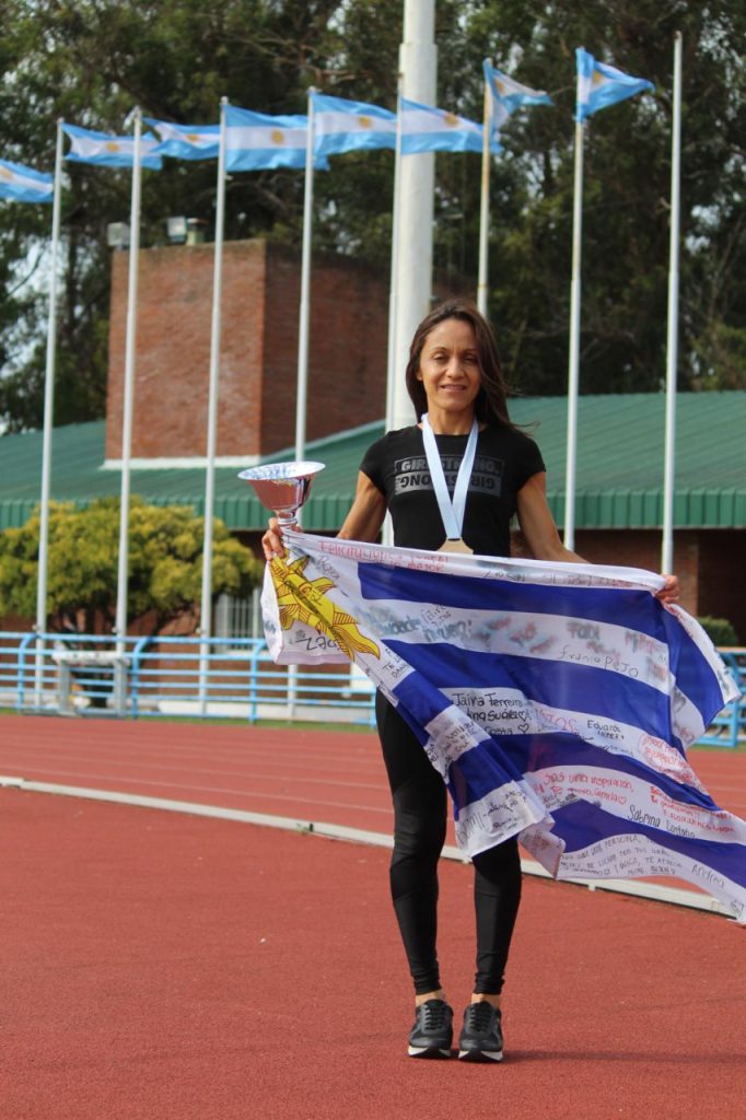 Andrea Pereira, ganadora de los 50 kilómetros, con la bandera de su país.