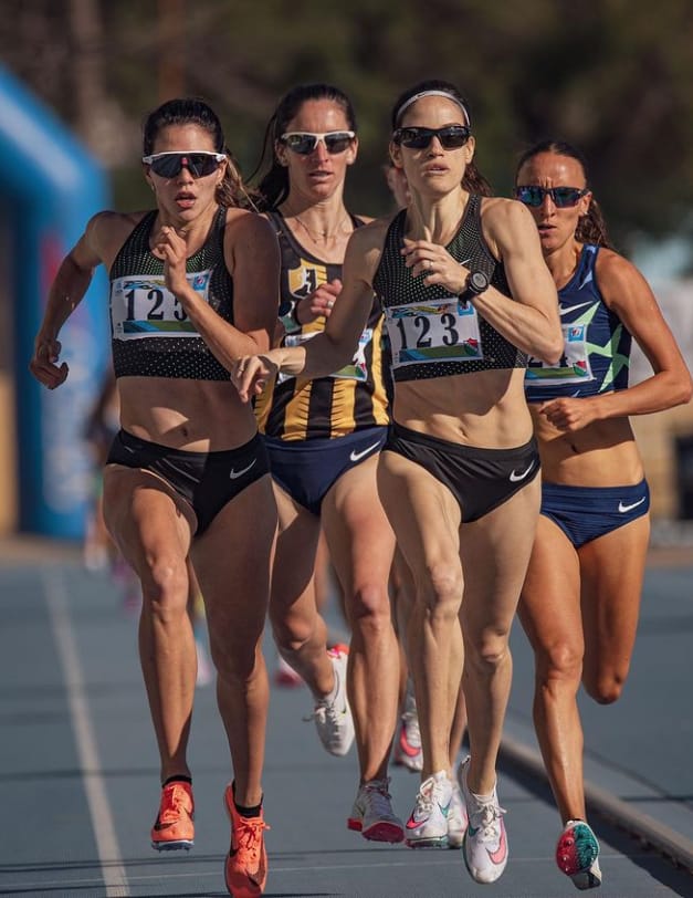 Mariana Borelli, a la derecha, prepara su ataque sobre Carolina Lozano. La marplatense ganó e hizo su mejor marca en el país. Foto: The Sport Shots.