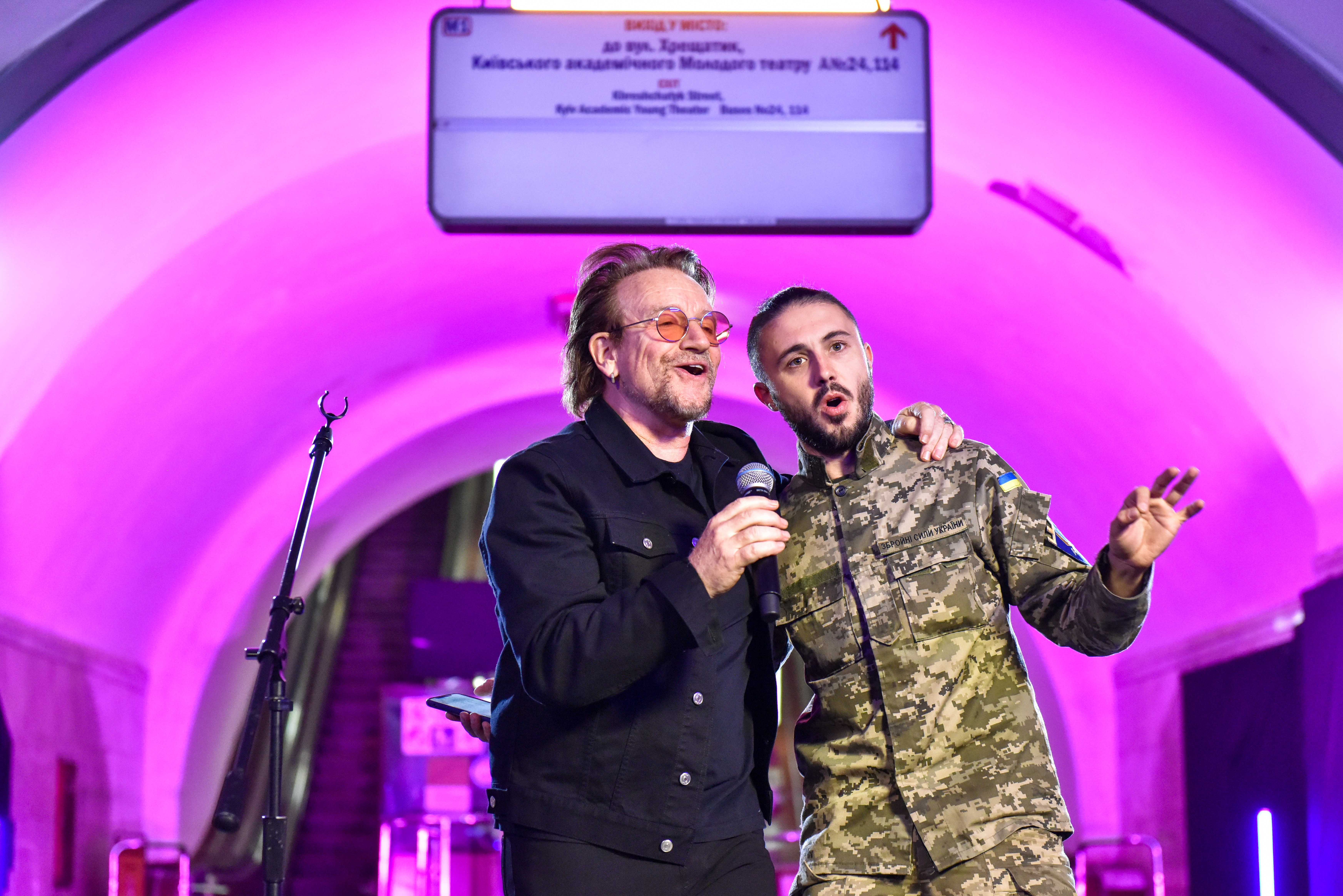 Bono actuó con el cantante Taras Topolya, de la banda Antytila, que ahora sirve en el ejército ucraniano, en la estación de metro de Khreshatyk. Foto: EFE | EPA | Oleg Petrasyuk.
