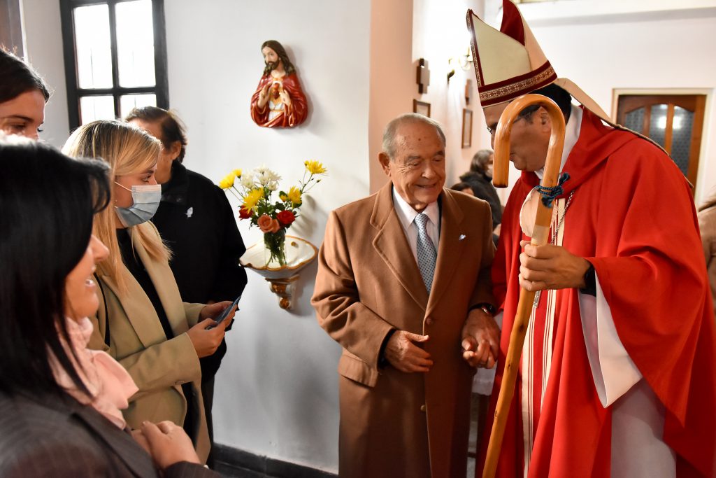 El obispo Gabriel Mestre, junto al director del multimedios LA CAPITAL, Florencio Aldrey, y el báculo del Xacobeo 2004.