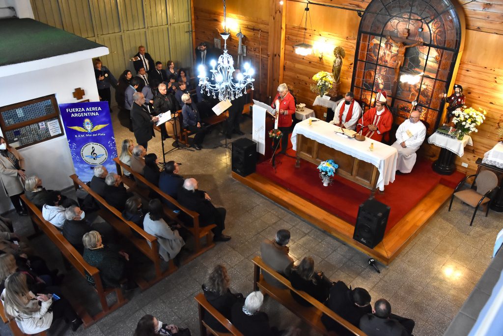 La misa se realizó en la parroquia Santiago Apóstol, que este miércoles celebró sus bodas de plata